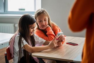 Mobily ve školách čeká regulace. První stupeň by je neměl mít vůbec